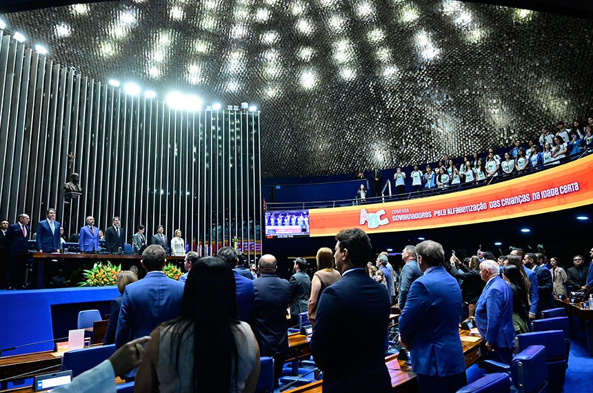 Mesa:
senador Marcelo Castro (MDB-PI);
senador Camilo Santana (PT-CE);
governador do Estado do Ceará, Elamano Freitas;
presidente desta sessão, senador Cid Gomes (PSB-CE);
secretária desta sessão;
governador do Estado do Piauí, Rafael Fonteles;
senadora Jussara Lima (PSD-PI).