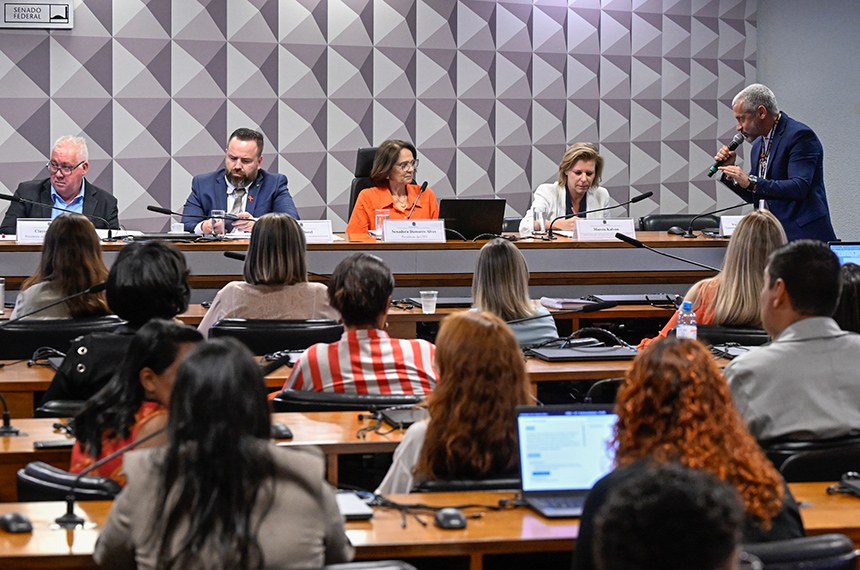 Mesa: 
presidente da Instituto Federal Kids, Clayton Bezerra;
vereador pelo Município do Rio de Janeiro e Presidente da Associação Henry Borel, Leniel Borel;
presidente da CDH, senadora Damares Alves (Republicanos-DF);
diretora executiva da Coalizão Brasileira pelo Fim da Violência contra Crianças e Adolescentes e Diretora de Filantropia e Advocacy do Instituto INFINIS - Futuro é Infância Saudável, Marcia Kalvon;
coordenador-geral de Combate a Crimes Cibernéticos, delegado de Polícia Federal, Valdemar Latance Neto - em pronunciamento.