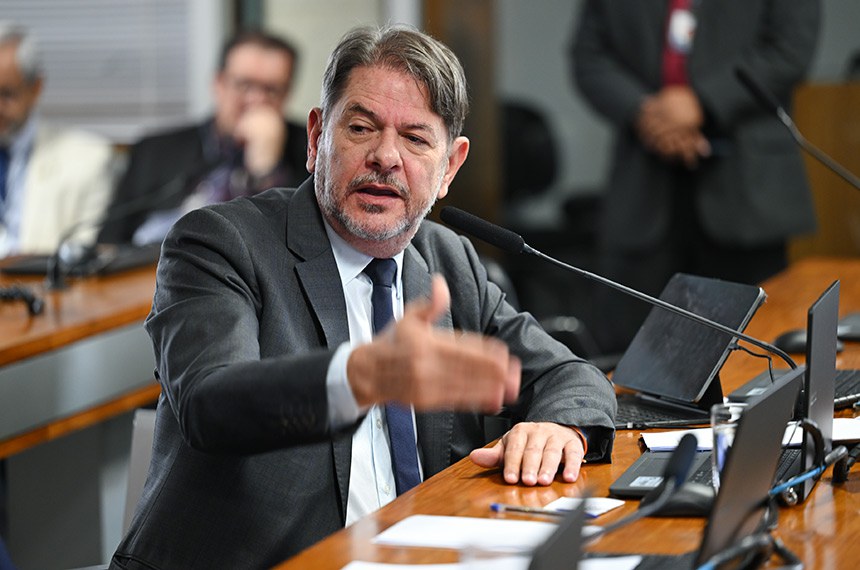 Em pronunciamento, à bancada, relator do PL 1.070/2024, senador Cid Gomes (PSB-CE).