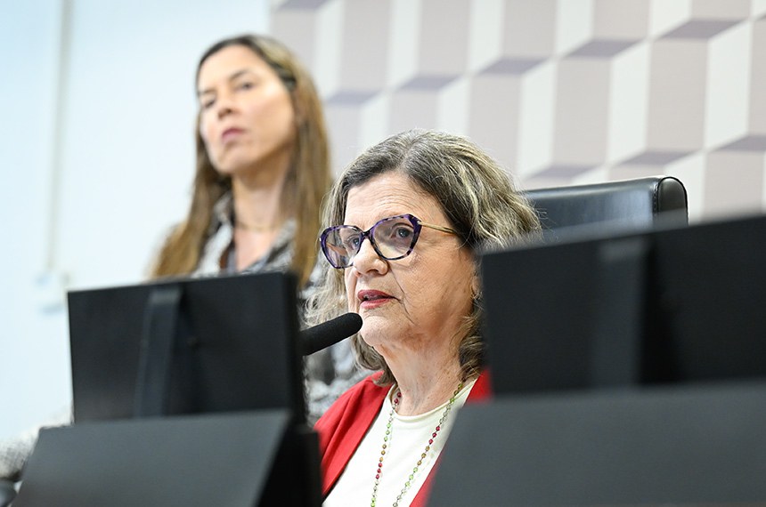 À mesa, presidente da CE, senadora Teresa Leitão (PT-PE), conduz reunião.