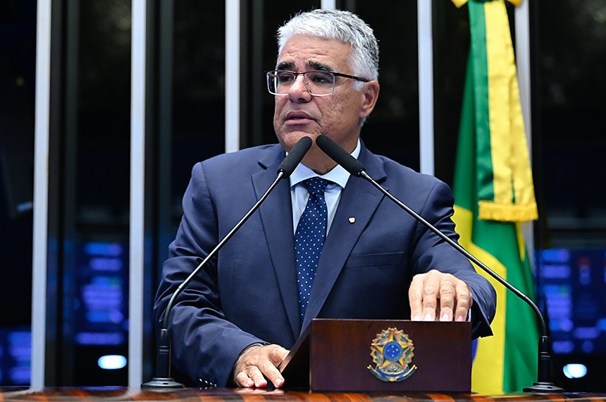 À tribuna, em discurso, senador Eduardo Girão (Novo-CE).