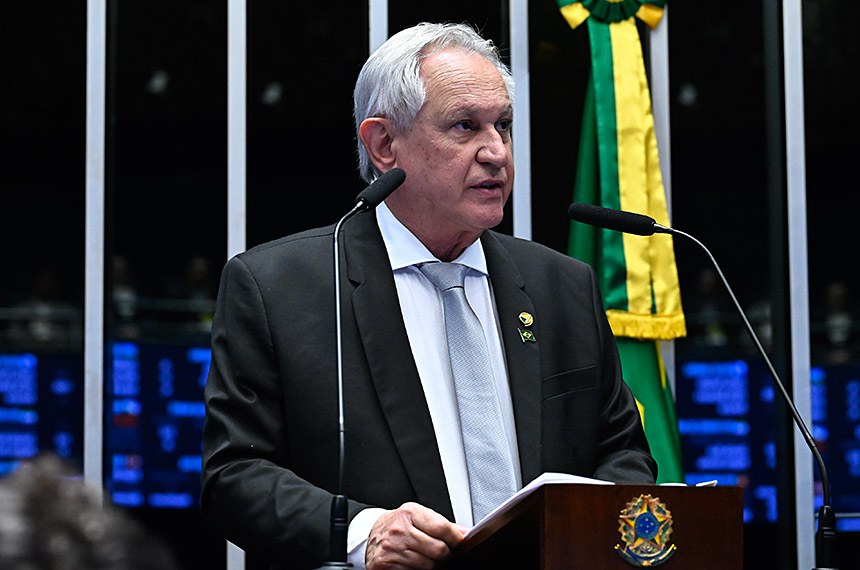 À tribuna, em discurso, senador Hermes Klann (PL-SC).