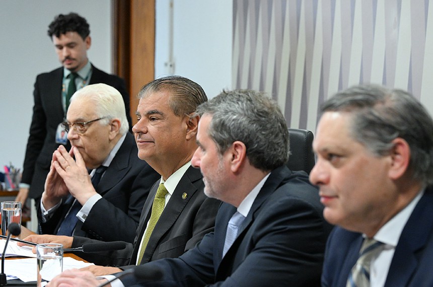 Mesa:
indicado para exercer o cargo de embaixador do Brasil em Belize, Olyntho Vieira (MSF 17/2026);
presidente da CRE, senador Nelsinho Trad (PSD-MS);
indicado para exercer o cargo de delegado permanente do Brasil junto à Organização das Nações Unidas e demais Organismos Internacionais, em Genebra, Confederação Suíça, Ricardo de Souza Monteiro (MSF 25/2026);
indicado para exercer o cargo de embaixador do Brasil na República Socialista do Vietnã, Marcelo Paz Saraiva Câmara (MSF 15/2026).