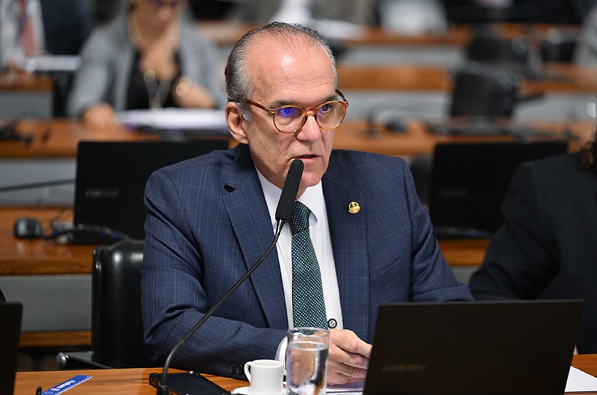 Em pronunciamento, à bancada, senador Fernando Dueire (PSD-PE).