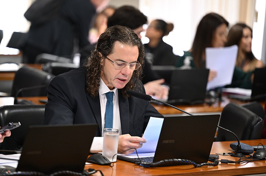 Em pronunciamento, à bancada, senador Veneziano Vital do Rêgo (MDB-PB).