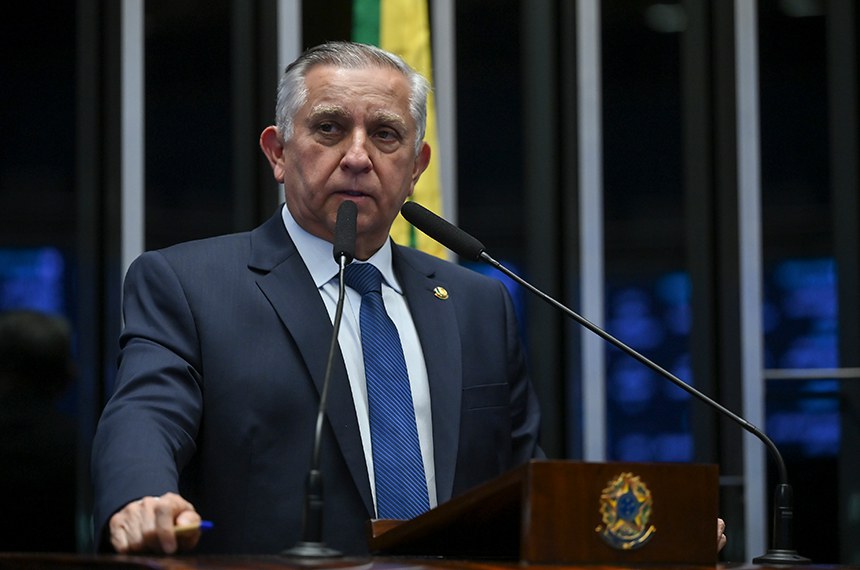 Senador Izalci Lucas (PL-DF) em discurso à tribuna.