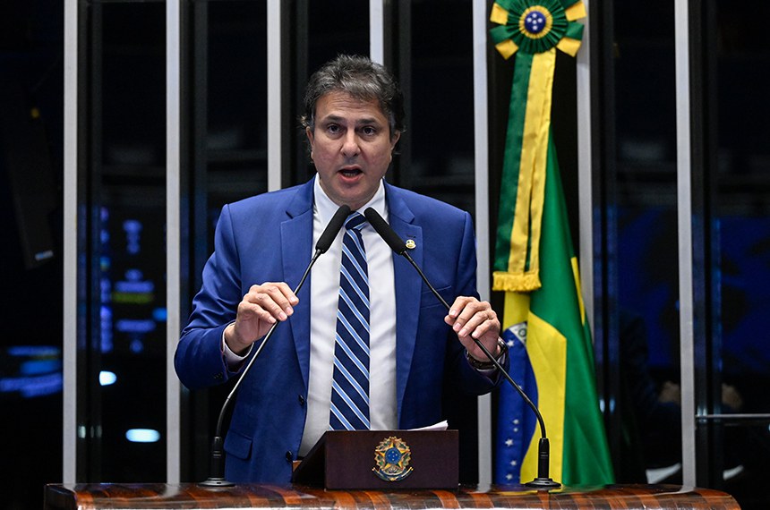 Em discurso, à tribuna, senador Camilo Santana (PT-CE).