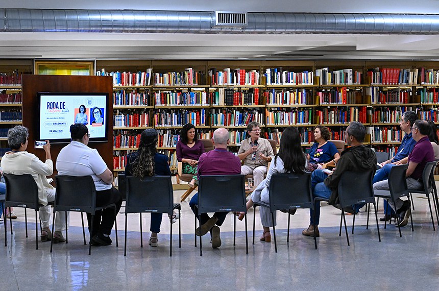 Mediadoras: 
autora, diretora da Agência Senado, Paola Lima;
bliblioteconomista, Maria Helena de Almeida Freitas em discurso;
autora Isabel Guedes.