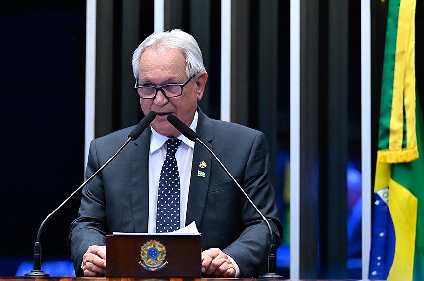 À tribuna, em discurso, senador Hermes Klann (PL-SC).