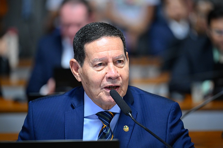 À bancada, em pronunciamento, senador Hamilton Mourão (Republicanos-RS).