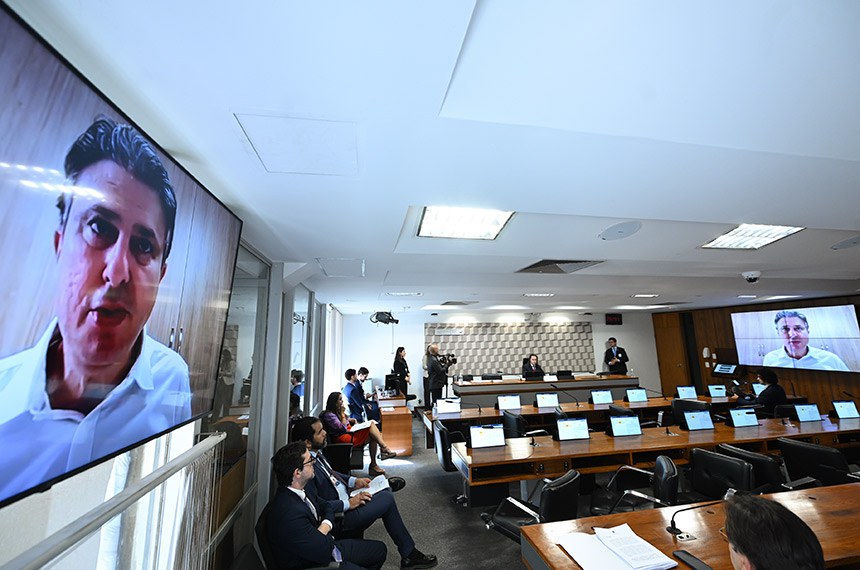 À mesa, vice-presidente da CE, senador Veneziano Vital do Rêgo (MDB-PB), conduz reunião.
