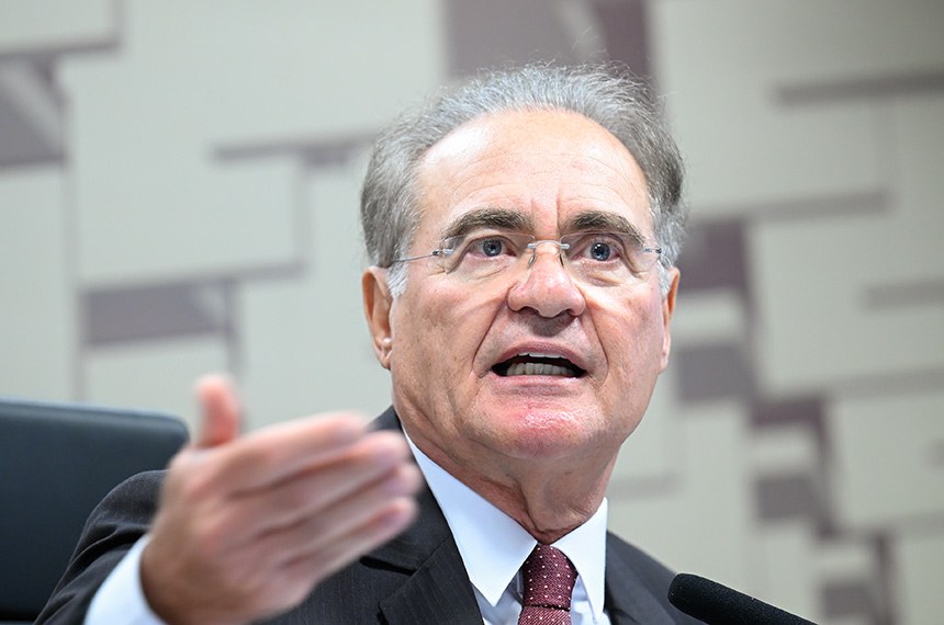 À mesa, presidente da CAE, senador Renan Calheiros (MDB-AL), conduz reunião.