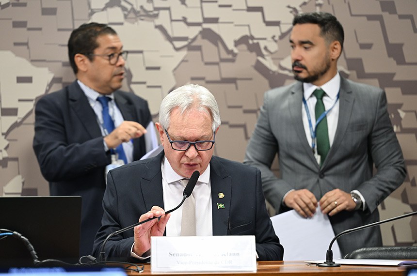 À mesa, em pronunciamento, vice-presidente da CDR, senador Hermes Klann (PL-SC).