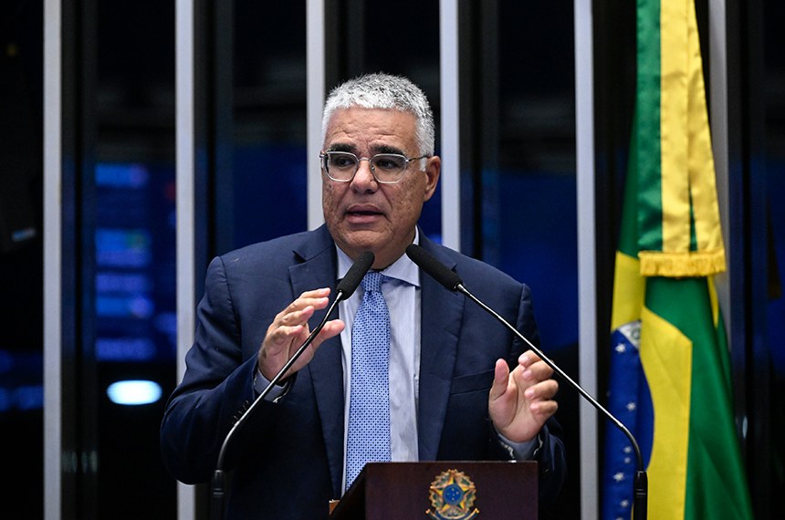 À tribuna, em discurso, senador Eduardo Girão (Novo-CE).