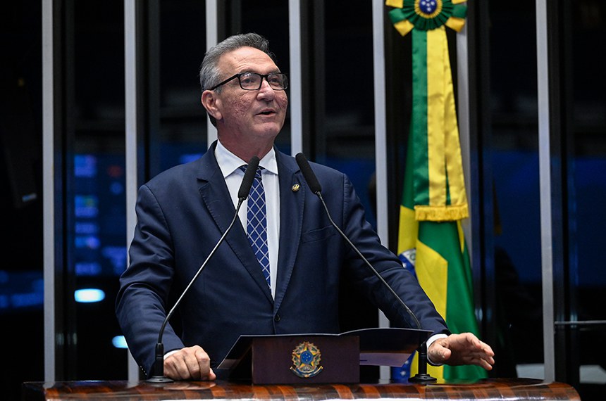 Em discurso, à tribuna, senador Lucas Barreto (PSD-AP).