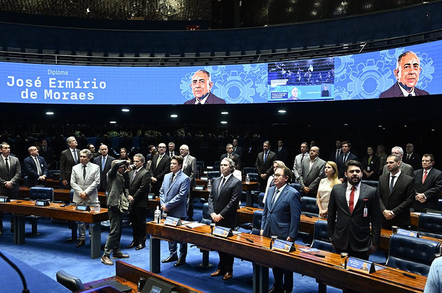 Convidados à bancada acompanham sessão.