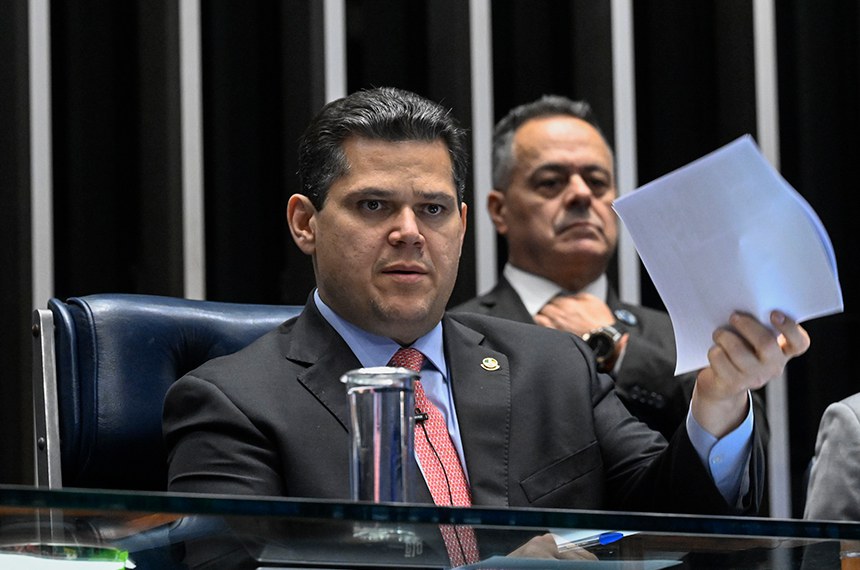 Mesa: 
presidente do Senado Federal, senador Davi Alcolumbre (União-AP), conduz sessão.