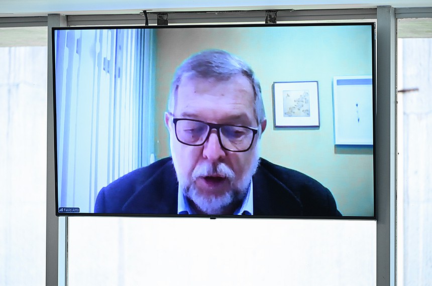 No painel, relator do PL 4.306/2020, senador Flávio Arns (PSB-PR), em pronunciamento via videoconferência.
