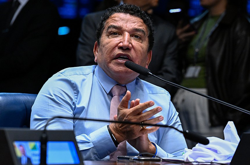 Em pronunciamento, à bancada, senador Magno Malta (PL-ES).
