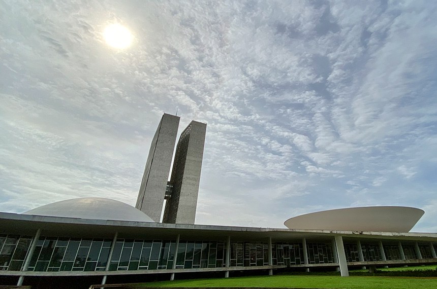 As cúpulas abrigam os plenários da Câmara dos Deputados (côncava) e do Senado Federal (convexa), enquanto que nas duas torres - as mais altas de Brasília, com 100 metros - funcionam as áreas administrativas e técnicas que dão suporte ao trabalho legislativo diário das duas instituições.
