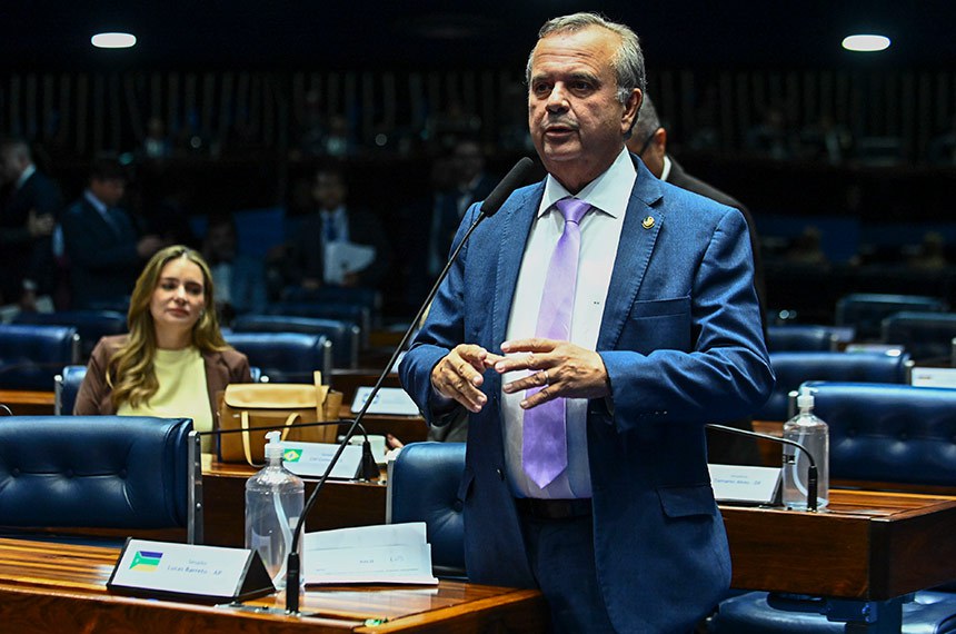 À bancada, em pronunciamento, senador Rogerio Marinho (PL-RN).