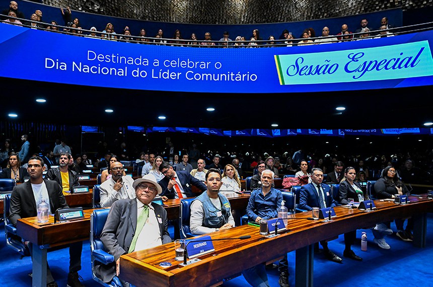 Convidados à bancada acompanham sessão especial.