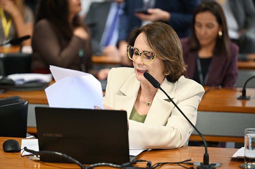 Senadora Damares Alves (Republicanos-DF) em pronunciamento à bancada.