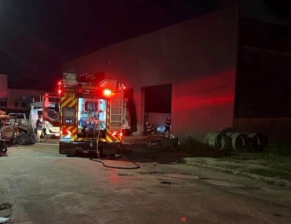 Incêndio atingiu veículos de aventura que estavam em garagem na Grande Natal — Foto: Reprodução