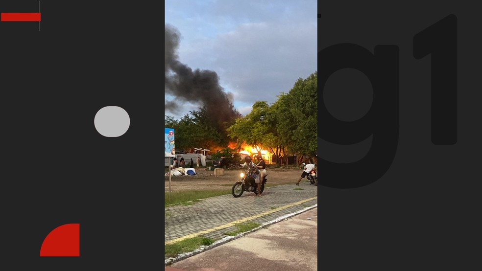 Três moradias tiveram perda total em incêndio no centro de Cabedelo — Foto: Reprodução/TV Cabo Branco
