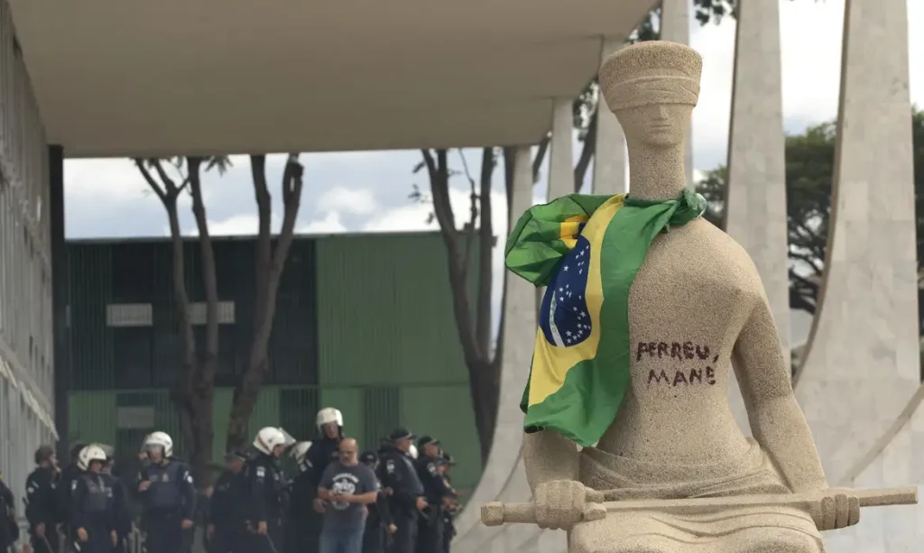 Brasília (DF), 08/01/2023 - Estátua da Justiça em frente ao STF pintado com os dizeres