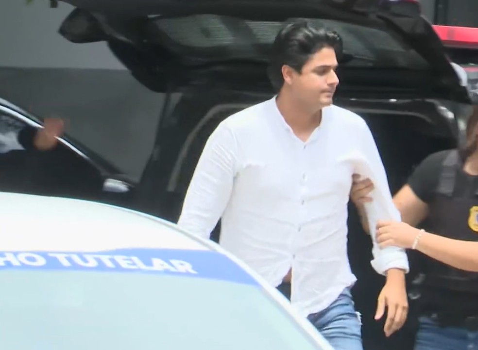 Cantor João Lima se entrega à polícia e é preso na Paraíba por agressões contra a ex-esposa — Foto: Reprodução/TV Cabo Branco