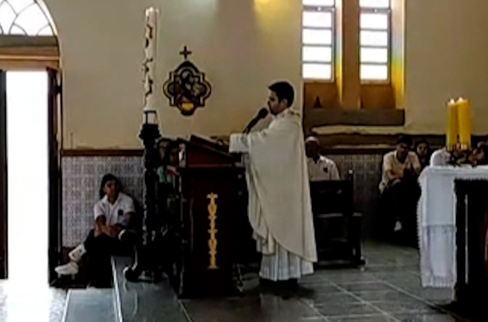 Padre denunciado por intolerância religiosa pede desculpas à família de Preta Gil em missa na PB — Foto: Youtube/Paróquia Areial
