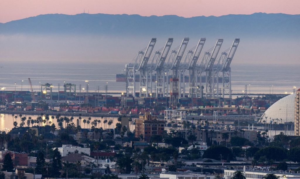 Terminal de contêineres do Pacífico em Long Beach, Califórnia
14 de janeiro de 2026
REUTERS/Mike Blake