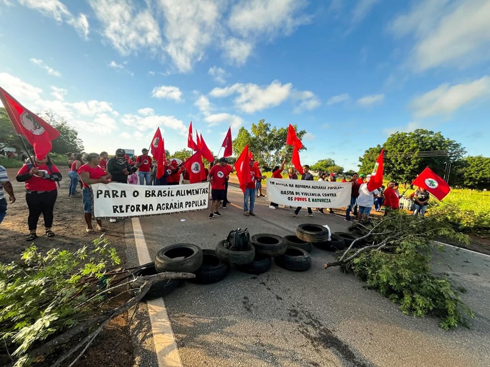 Manifestação do MST bloqueia a BR-406 no RN — Foto: MST/Divulgação