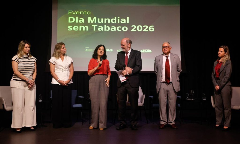 Rio de Janeiro (RJ), 28/05/2026 - Nísia Trindade, ex-ministra da Saúde, fala durante evento promovido pelo Instituto Nacional de Câncer (INCA) no Dia Mundial sem Tabaco para alertar sobre as tentativas da indústria do tabaco de retardar a aplicação da Resolução da Agência Nacional de Vigilância Sanitária (Anvisa) de 2012 (RDC 14/2012), que proíbe o uso de aditivos de sabor e aroma em produtos de tabaco, no  Teatro Assist, no centro da cidade. Foto: Tânia Rêgo/Agência Brasil