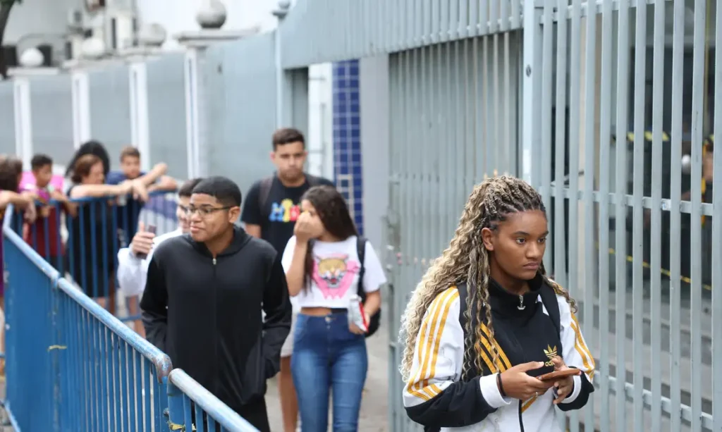 Rio de Janeiro (RJ), 16/11/2025 – Estudantes saem do segundo dia do Exame Nacional do Ensino Médio (Enem), no Cefet Maracanã, na zona norte do Rio de Janeiro. Foto: Tomaz Silva/Agência Brasil