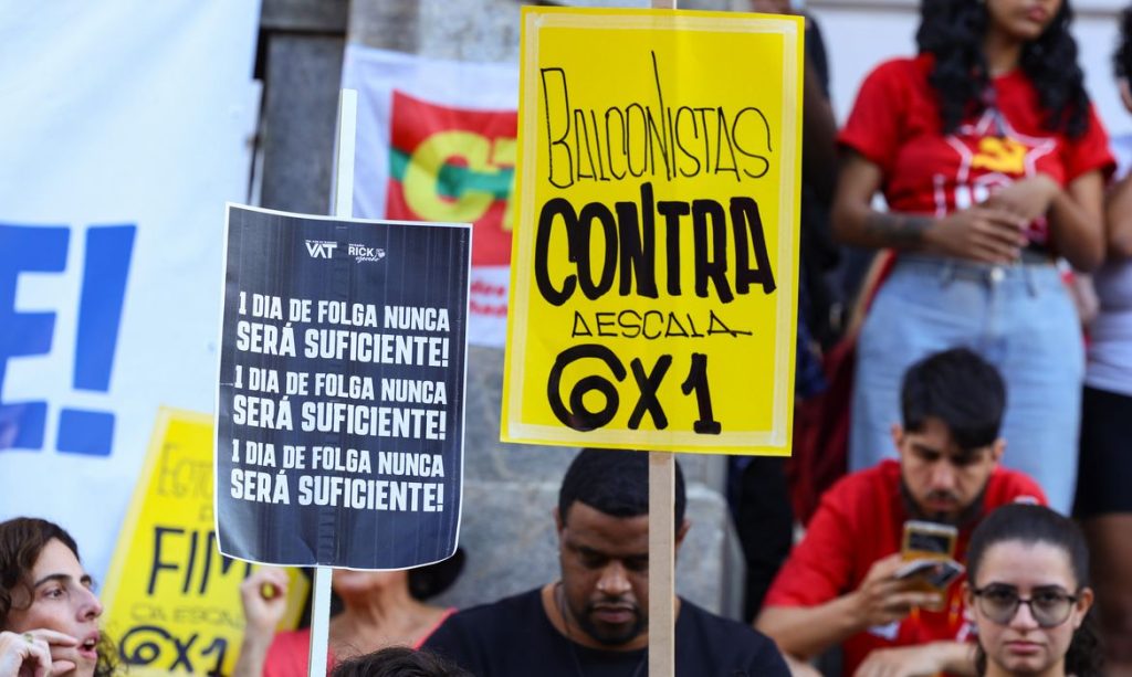 Rio de Janeiro (RJ), 01/05/2025 – Ato do Dia do Trabalhador pede o fim da escala 6x1 e melhores condições de trabalho e renda, na Cinelândia, no centro da capital fluminense. Foto: Tomaz Silva/Agência Brasil