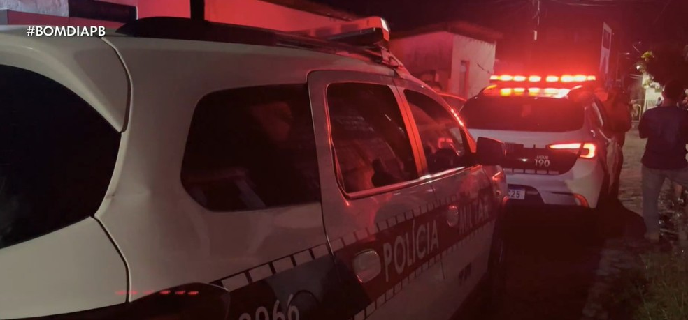 Jovem de 19 anos é executado após suspeitos se passarem por policiais em Bayeux, na PB — Foto: Reprodução / TV Cabo Branco