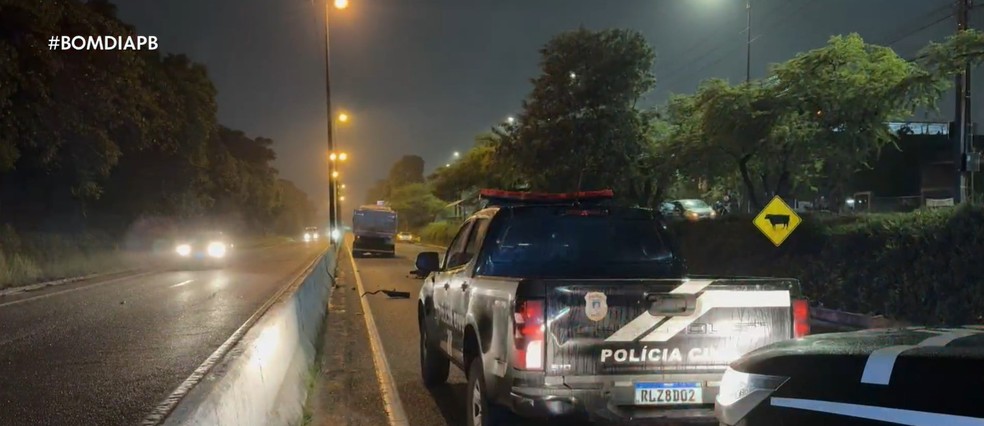 Motociclista morre após colisão com carreta parada na BR-230, em João Pessoa — Foto: Reprodução / TV Cabo Branco