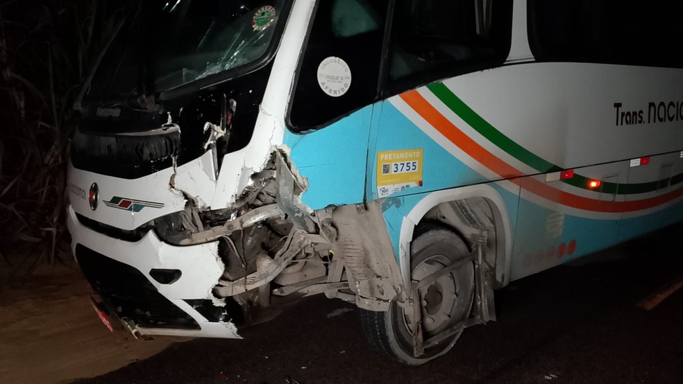 Ônibus envolvido no acidente em Caaporã — Foto: Flávio Fernandes/TV Cabo Branco