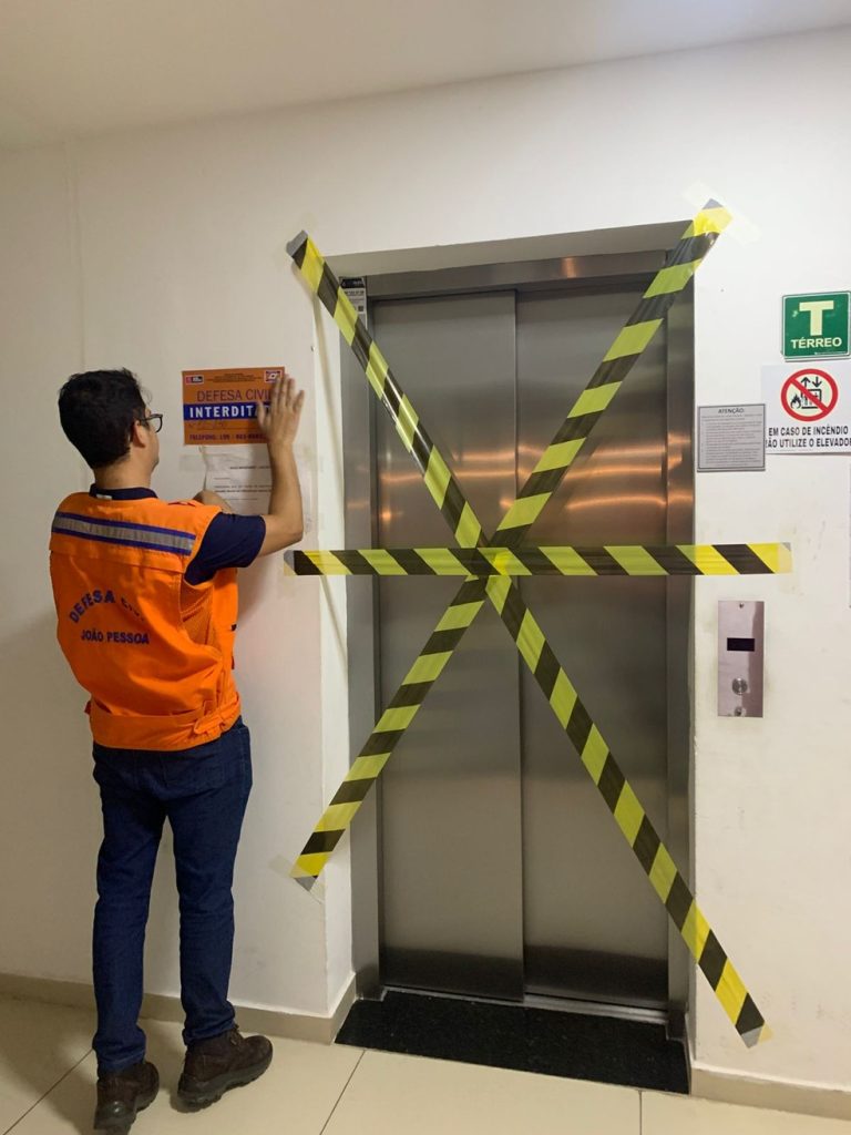 Elevador interditado após um equipamento desabar com mulher dentro, em João Pessoa — Foto: TV Cabo Branco