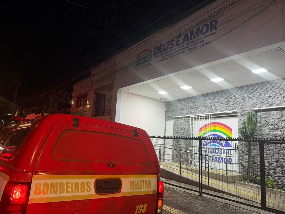 Uma pessoa morre e outra fica ferida após caírem de teto de igreja, em João Pessoa — Foto: Ana Beatriz Rocha/TV Cabo Branco