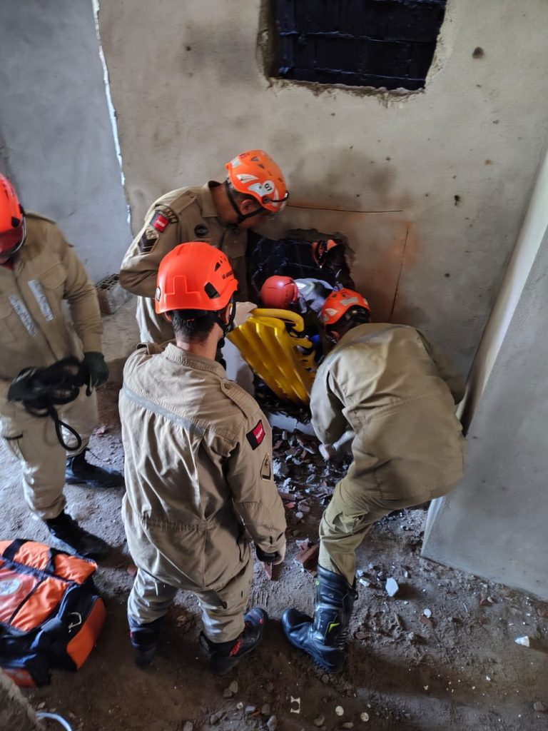 Trabalhador de obra fica ferido após cair em fosso de elevador, em João Pessoa — Foto: Corpo de Bombeiros da Paraíba