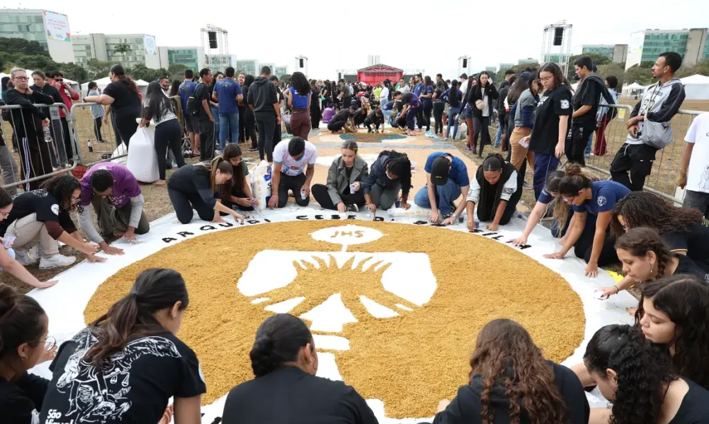 Brasília - 19/06/2025 - Arquidiocese de Brasília celebra o dia de Corpus Christi.  Montagem do tapete no gramado central da Esplanada dos Ministérios. Foto Antônio Cruz/ Agência Brasil.