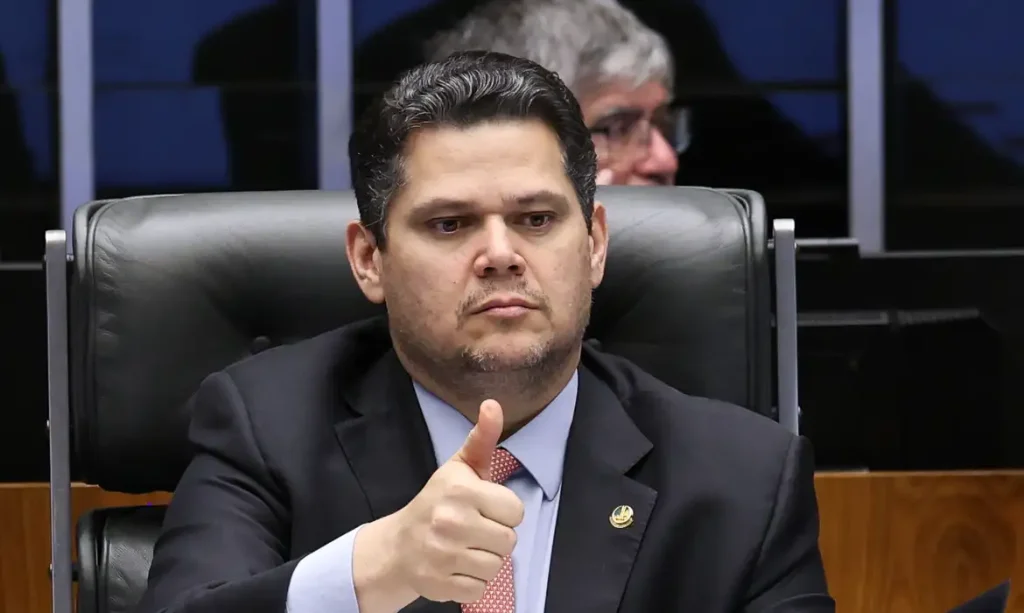 Brasília – DF- 21/05/2026 –  Senador Davi Alcolumbre durante Sessão do Congresso Nacional  para analisar vetos parciais à Lei de Diretrizes Orçamentárias (LDO) de 2026. Esses vetos impedem municípios inadimplentes com até 65 mil habitantes de firmar convênios e receber recursos federais. Foto: Lula Marques /Agência Brasil.