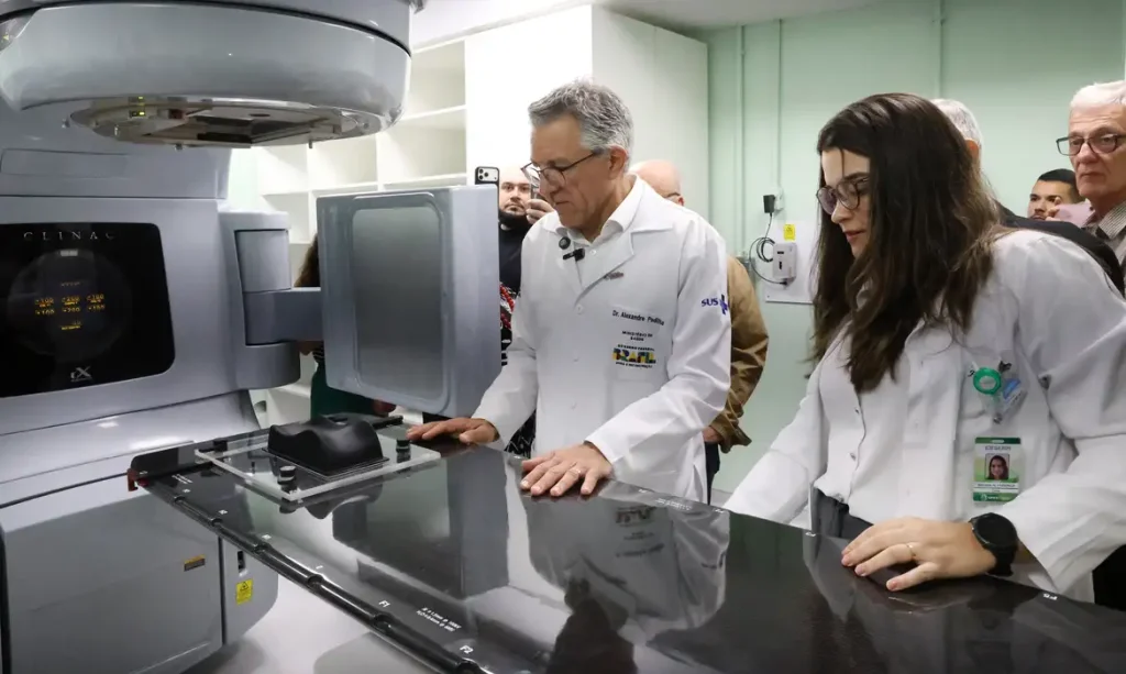Rio de Janeiro (RJ), 27/06/2026 - O ministro da Saúde, Alexandre Padilha, visita o acelerador linear para a realização de radioterapia, equipamento entregue pelo Programa Agora Tem Especialistas para tratamento oncológico no Hospital Universitário Clementino Fraga Filho - HUCFF, na Cidade Universitária. Foto: Rovena Rosa/Agência Brasil