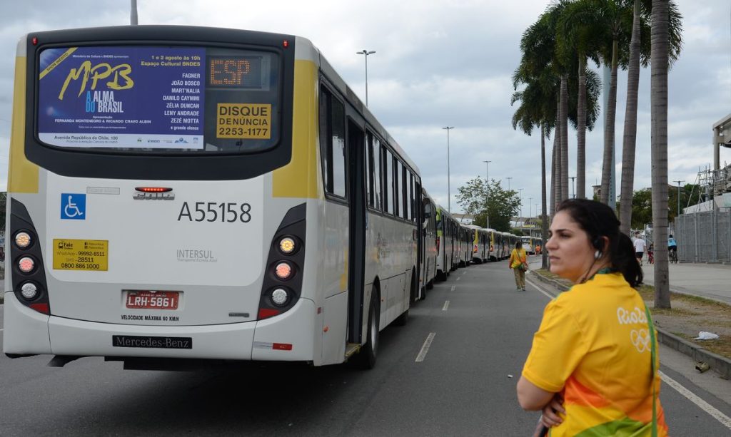 Rio de Janeiro - Ônibus simulam chegada de delegações em teste de segurança no Estádio do Maracanã para cerimônia de abertura dos Jogos Rio 2016  ( Fernando Frazão/Agência Brasil)