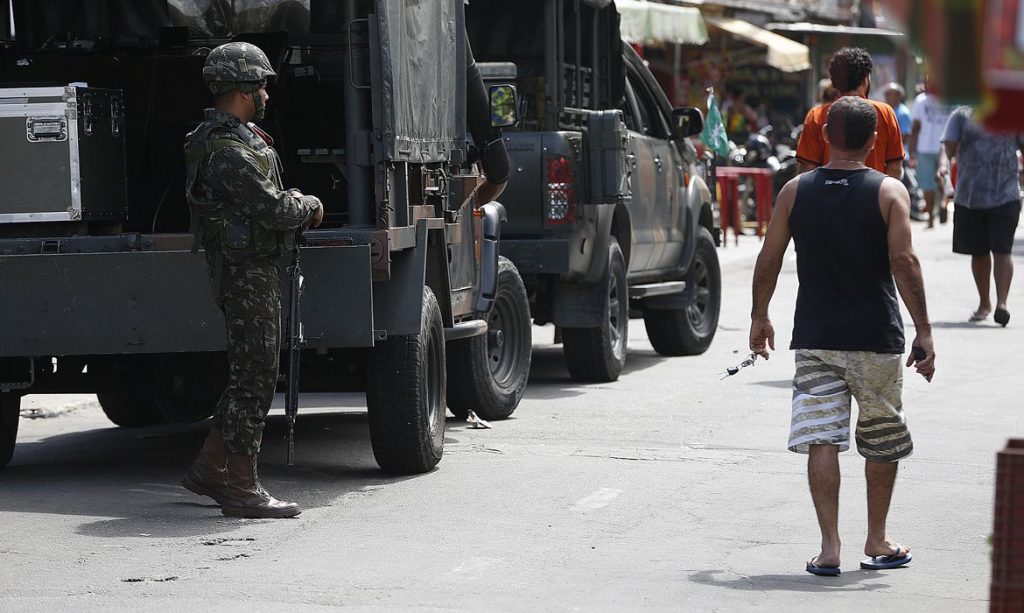 Rio de Janeiro - Exército faz operação no Complexo da Maré, na zona norte do Rio (Tomaz Silva/Agência Brasil)
