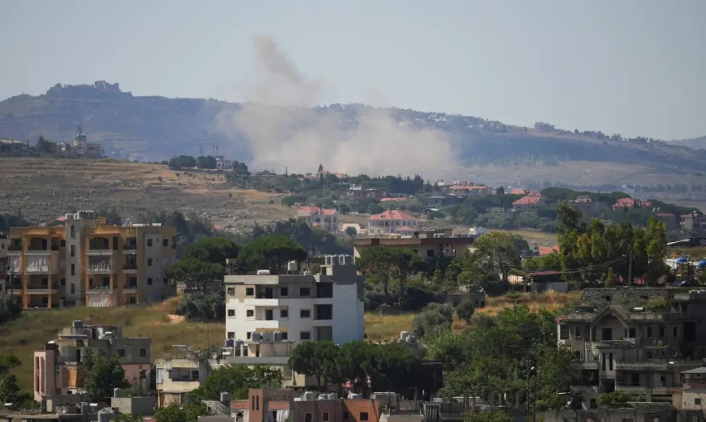 Fumaça após ataque israelense em Nabatieh, no Líbano
 15 de junho de 2026    REUTERS/Stringer