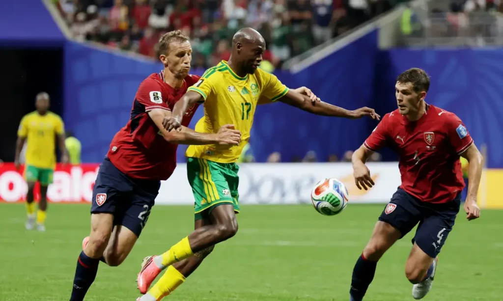 Soccer Football - FIFA World Cup 2026 - Group A - Czech Republic v South Africa - Atlanta Stadium, Atlanta, Georgia, U.S. - June 18, 2026 South Africa's Evidence Makgopa in action with Czech Republic's Tomas Soucek and Robin Hranac REUTERS/Claudia Greco